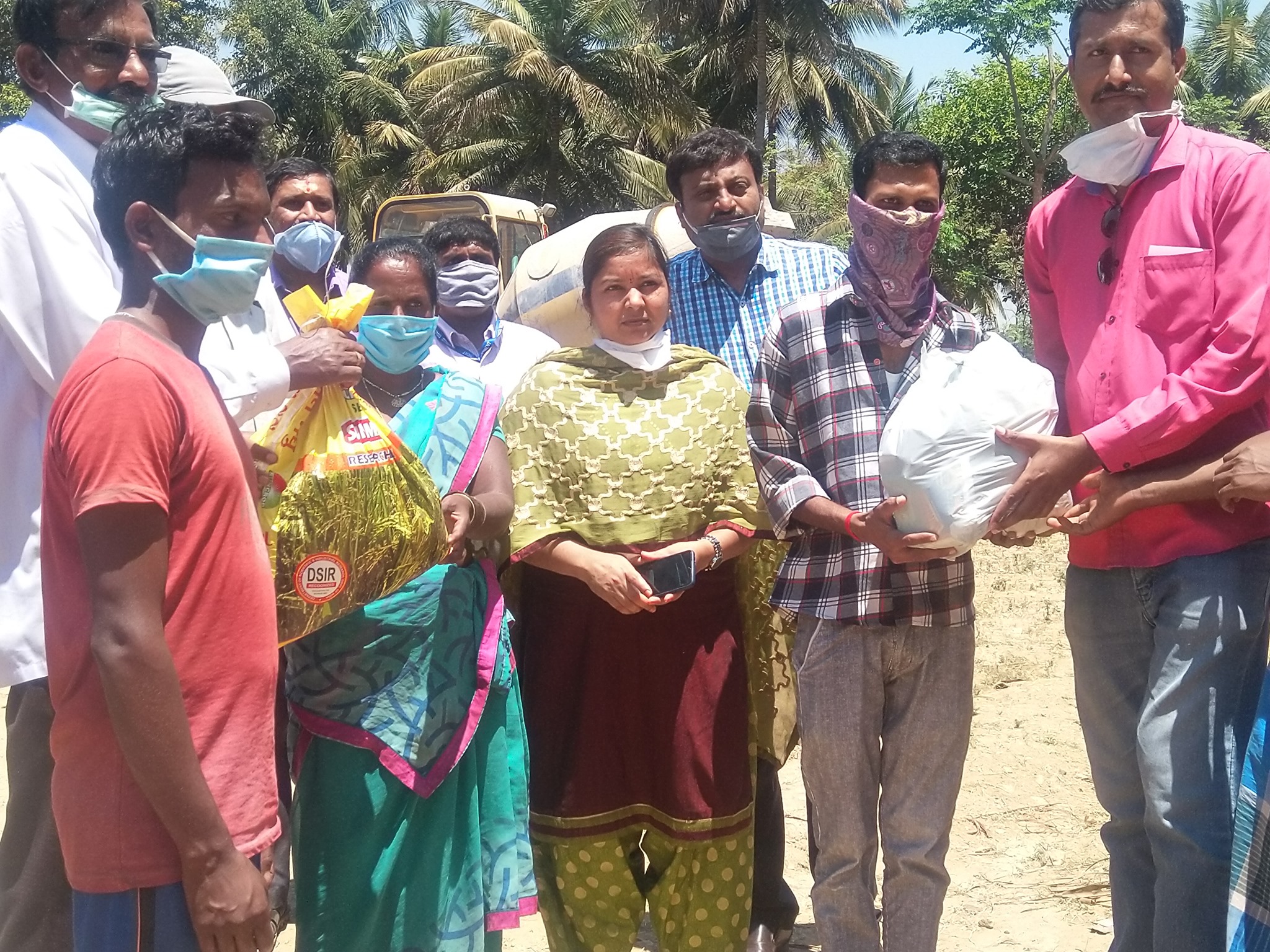 https://1ngo.sgp1.digitaloceanspaces.com/media/anulakshmi/1NGO-00749-Sri Anulaxmi Charitable Trust (R)-Activities-Grocery Distribution.jpg